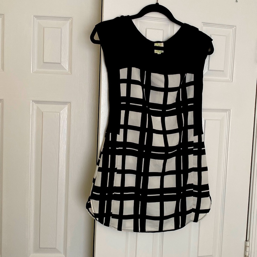 Black and white shirt. Size xs. I’ve never worn it.